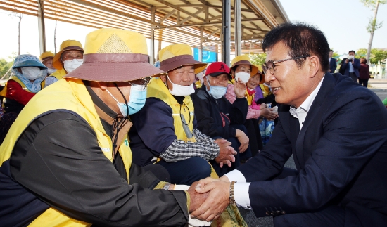 이상익 함평군수가 노인일자리 사업이 재개된 지난 6일 사업 참여자들을 대상으로 안전수칙과 방역지침 등을 직접 설명하고 있다./사진=함평군