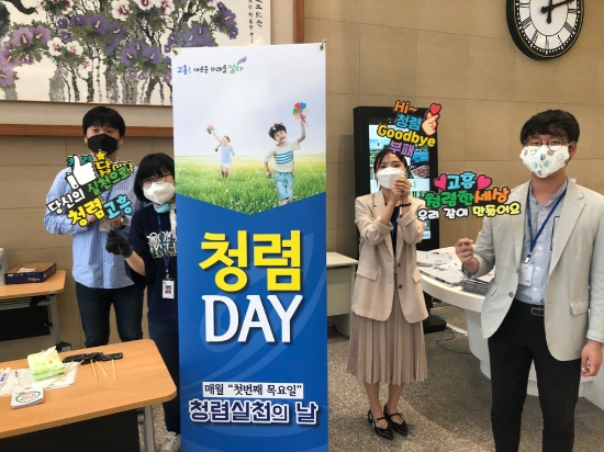 7일 고흥군은 청사1층 로비에서 청렴화분 나눔행사 캠페인을 실시했다/사진=고흥군