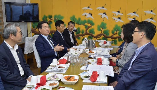 지난 6일 오후, 권오봉 여수시장이 전남도의원들과 정책간담회를 갖고 지역현안과 도비 확보, 전남도 협조사업에 관심을 가져줄 것을 당부하고 있다./사진=여수시