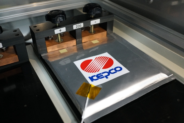 한국전력이 리튬이온전지보다 안전하면서도 가격은 절반 수준인 차세대 이차전지 개발에 성공했다./사진=한국전력 제공