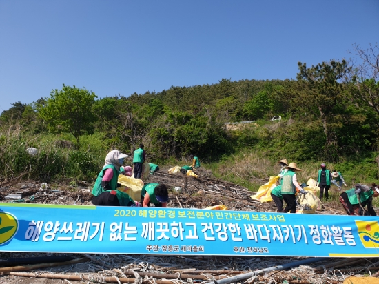 7일 장흥군 새마을회는 해양환경 보전 위한 해양쓰레기 수거 정화활동을 전개했다/사진=장흥군