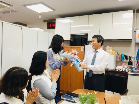 장흥군 민원봉사과에서는 매월 생일을 맞은 직원에게 꽃다발을 전달하며 소통의 시간을 가져 눈길을 끌고 있다./사진=장흥군청