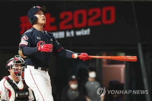 홈런타구 바라보는 손아섭롯데 손아섭이 kt와의 수원경기 7회초 2사 1,2루에서 치는 순간 홈런을 직감한 듯 타구를 바라보고 있다.