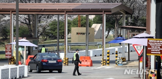 국방부가 특별법을 제정해 우리 정부 예산으로 무급 휴직 중인 4천여 명의 주한미군 한국인직원들 대한 긴급생활자금 등을 지원한다고 밝힌 1일 서울 용산 미군기지 입구에서 한국인 직원들이 근무를 서고 있다. 사진=뉴시스