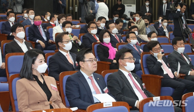 미래통합당 당선인들이 28일 오전 서울 여의도 국회 제4회의장에성 렬린 미래통합당 당선자 총회에 참석해 자리하고 있다.