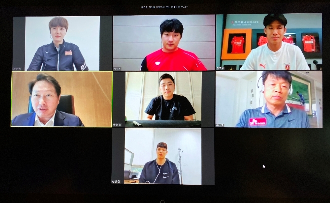 (사진=SK)최태원 SK 회장(가운데열 왼쪽)이 7일 화상간담회에서 SK 스포츠단 감독 및 선수들을 격려하고 있다. (상단 왼쪽부터 오른쪽 순으로) SK슈가글라이더즈 김온아, SK와이번스 하재훈, 제주유나이티드 정조국, 최태원 SK 회장, SK호크스 김동철, SK텔레콤 장애인사이클팀 류민호 감독, SK나이츠 김선형