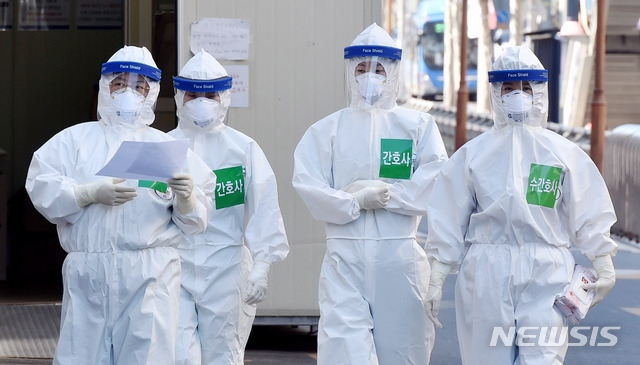 신종 코로나바이러스 감염증(코로나19) 사태가 안정세를 보이고 있는 7일 오전 코로나19 지역거점병원인 대구 중구 계명대학교 대구동산병원에서 근무 교대를 위해 방호복을 착용한 의료진이 병동으로 들어가고 있다.