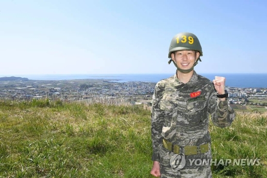 기초군사훈련을 수료한 손흥민.