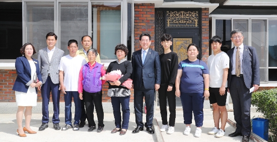 김영록 전라남도지사가 8일 오전 나주시 노안면에서 제48회 어버이날을 맞아 3대 효사랑 모범가정을 방문하여 표창장을 수여한 뒤 기념촬영을 하고 있다./사진=전라남도