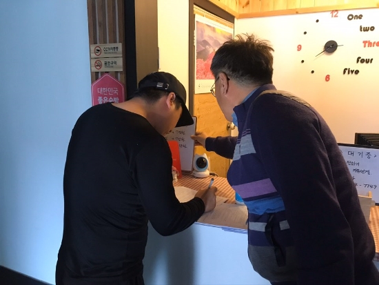 여수시가 이번 징검다리 연휴기간에 400㎡이하 영세한 소규모 숙박시설 169개소를 대상으로 화재예방 지도를 실시하고, 생활 속 거리두기 등 시설별 준수사항 이행 여부 점검과 손소독제를 배부했다./사진=여수시