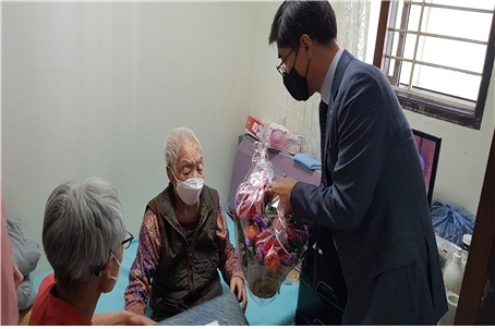 임성규 사장, 문상례 100세 할머니께 꽂다발, 생필품 등 전달 모습