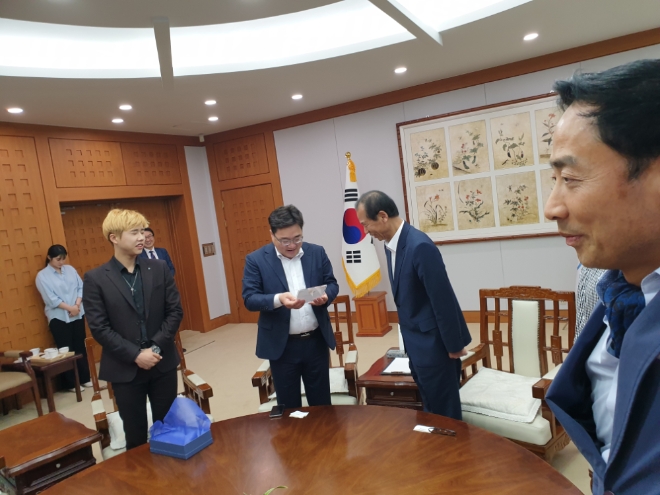 8일 강원도청 청사에서 초대 '세상을 바꾸는 이달의 인플루언서' 수상자인 최문순 강원도지사에 대한 시상식이 진행되고 있는 모습. 오른쪽에서 두번째가 최문순 지사이며 세번째가 김현성 회장이다. 오른쪽 첫번째가 장영동 부회장.