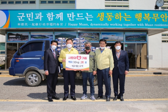 지난달 29일 무안군을 방문한 (유)서호 정중석 대표는 코로나19로 어려움을 겪고 있는 이웃을 위해 사용해 달라며 쌀(10kg) 200포를 기부했다/사진=무안군