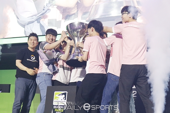 2018 오버워치 컨텐더스 코리아 시즌2에서 첫 우승컵을 들어올린 러너웨이.