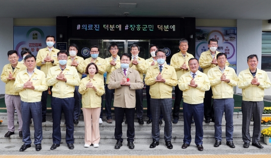 8일 정종순 장흥군수는 코로나19 극복을 위해 현재까지 힘쓰고 있는 의료진과 군민에게 존경과 감사를 전하면서 '덕분에 챌린지' 캠페인에 동참했다./사진=장흥군