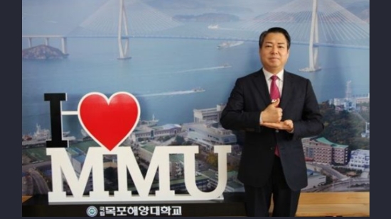 박성현 목포해양대 총장이 코로나19 확산 차단을 위해 헌신하는 의료진을 응원하는 릴레이 캠페인'덕분에 챌린지'에 동참,긴급재난지원금 전액을 기부했다./사진=목포해양대학교