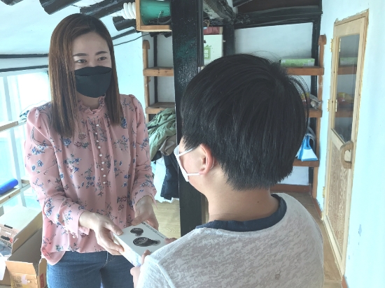 신안군은 제98회 어린이날에 관내 아동복지시설 및 저소득 가정의 아동 279명 어린이에게 직원들이 직접 방문해 선물을 전달함으로써 따뜻한 온정을 함께 전했다/사진=신안군