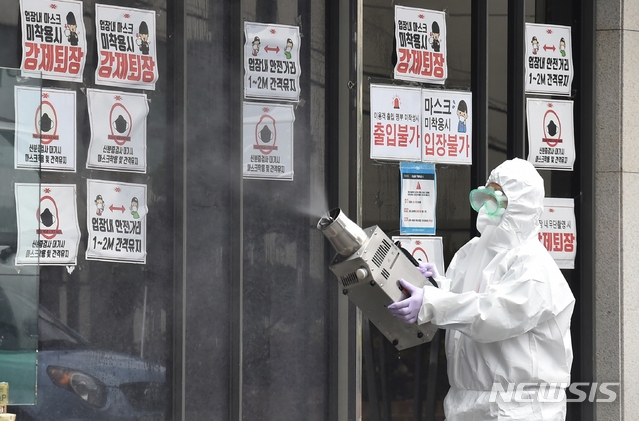 경기도 용인 66번 확진 환자가 다녀간 서울 이태원 클럽에서 신종 코로나바이러스 감염증(코로나19) 추가 감염이 잇따르자 10일 오후 경기 수원시 팔달구 한 클럽 앞에서 보건소 관계자가 코로나19 확산 예방을 위해 방역을 하고 있다.