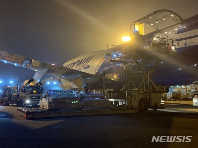 정부가 미국에 긴급 지원하는 마스크 200만장이 11일 오전 미국 측 화물기에 실리고 있다. (사진=외교부 제공)