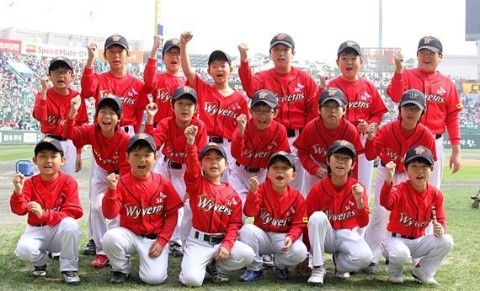 클럽은 스포츠 뿐 아니라 문화, 예술 등에서 모임의 의미로 사용한다. 사진은 프로야구 SK와이번스 유소년야구클럽 선수들.