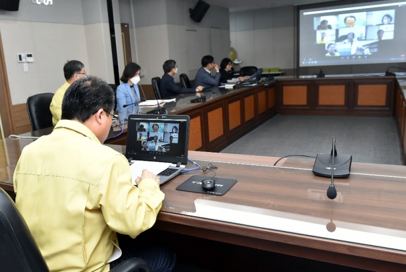 사진=안전한 등교수업을 위한 고교 교장 대상 원격회의 모습