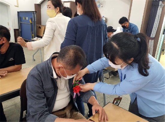 전남 장흥지역자활센터는 지난8일 어버이날을 맞아 자활센터에서 자활근로참여자를 대상으로 개별 카네이션 달아주기와 후원물품을 지원했다./사진=장흥군