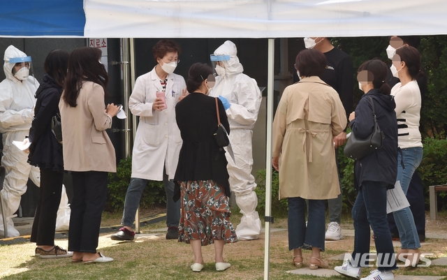 이태원 클럽 집단 감염 영향으로 신종 코로나바이러스 감염증(코로나19) 확산이 우려되는 가운데 11일 오후 경기 용인시 수지보건소 선별진료소가 검사를 기다리는 시민들로 붐비고 있다.