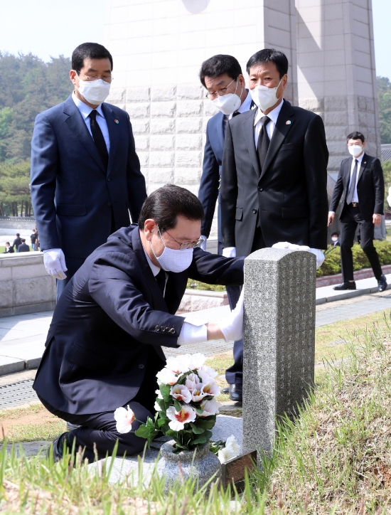 이용섭 광주광역시장과 합동참배단이 11일 오전 제40주년 5·18민주화운동을 기념해 국립5·18민주묘지를 참배한 후 열사 묘지를 살펴보고 있다./사진 = 광주광역시