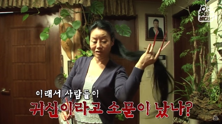 사람이야 귀신이야? 화제의 12cm 손톱을 가진 여인