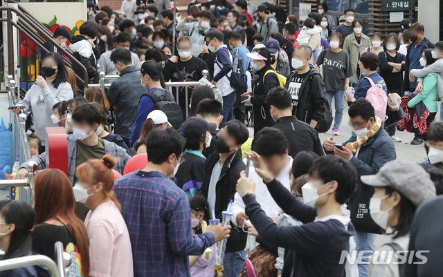 시민들이 어린이날인 5일 오후 서울 광진구 어린이대공원에서 황금연휴를 만끽하고 있다. <사진은 기사와 직접 관련이 없습니다.>