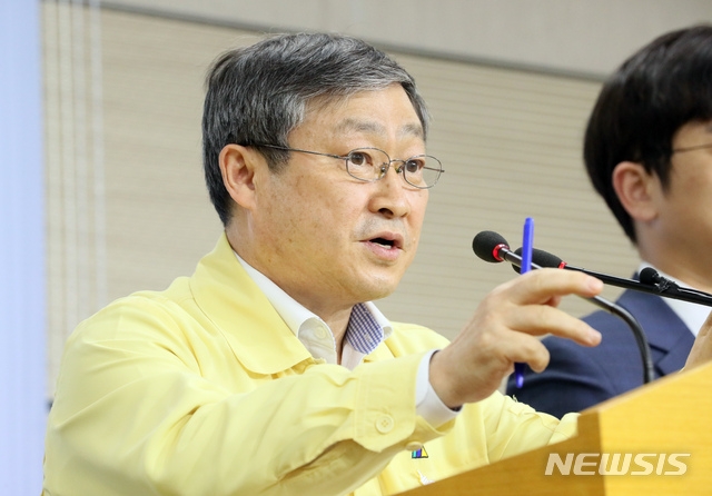 박백범 교육부 차관이 11일 오후 정부세종청사에서 신종 코로나바이러스 감염증(코로나19) 이태원 클럽 집단 발생에 따라 고3 등교 개학일을 일주일 순연한다고 발표하고 있다./사진=뉴시스