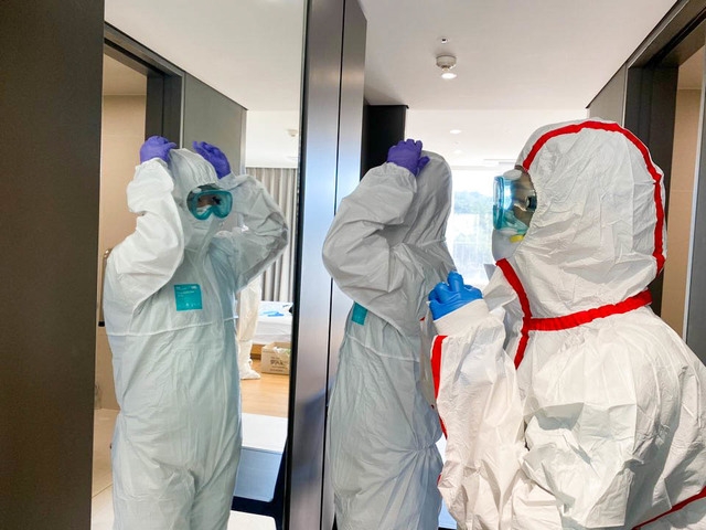 (사진=삼성전자) 영덕 생활치료센터 입소 환자의 검체 채취를 준비 하는 의료진