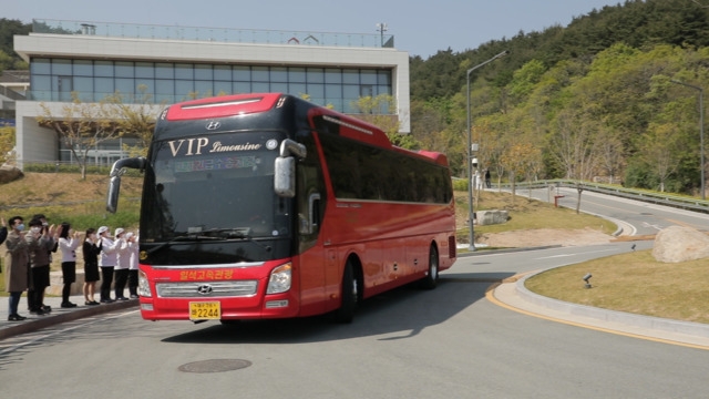 (사진=삼성전자) 4월 29일 영덕 생활치료센터 입소자들이 탑승한 버스가 센터를 떠나고 있다.