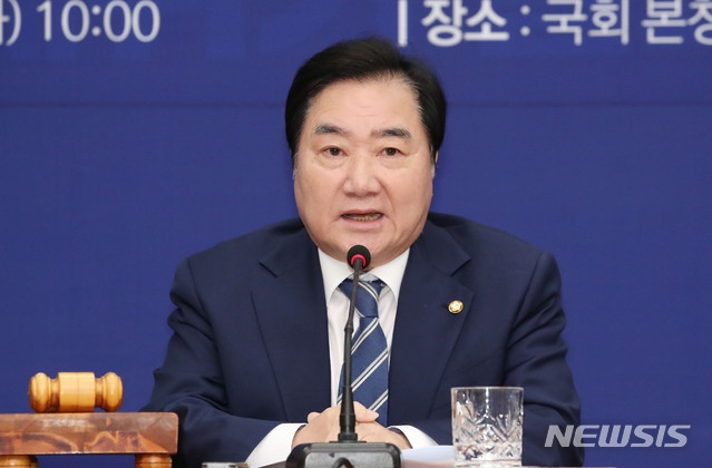 이석현 더불어민주당 중앙위원회 의장이 서울 여의도 국회에서 열린 중앙위원회의에서 발언하고 있다.