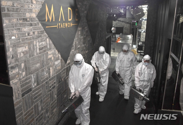 용산구 보건소 방역 관계자들이 12일 신종 코로나바이러스 감염증(코로나19) 확진자가 다녀간 서울 용산구 이태원의 클럽 '메이드'에서 방역 작업을 하고 있다.
