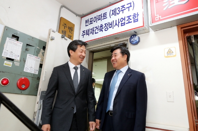 (사진=대우건설) 대우건설 김형 사장(오른쪽)과 백정완 주택건축사업본부장이 반포3주구 조합사무실을 방문해 조합관계자와 면담하고 나오고 있다.