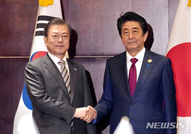 문재인 대통령과 아베 신조 일본 총리가 지난해 12월 24일 중국 청두 샹그릴라 호텔에서 열린 정상회담에 참석해 악수를 나누고 있다.