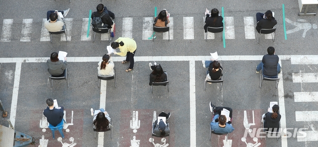 방역당국이 이태원 클럽 관련 신종 코로나바이러스 감염증(코로나19) 확진자가 102명이라고 밝힌 12일 오후 서울 성동구보건소에서 시민들이 검사를 위해 거리를 두고 대기하고 있다.