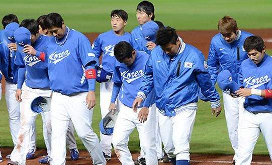 한국야구 대표선수들이 침통한 표정으로 경기장을 빠져나오고 있다.  