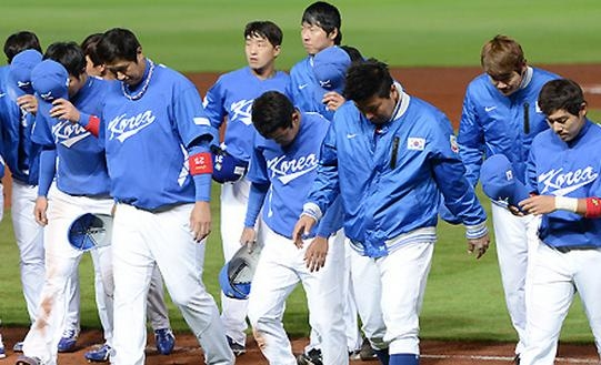 한국야구 대표선수들이 침통한 표정으로 경기장을 빠져나오고 있다.