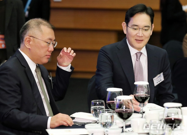 (사진=뉴시스) 이재용(오른쪽) 삼성전자 부회장과 정의선 현대차그룹 수석부회장이 2일 오전 서울시 중구 대한상공회의소 국제회의장에서 열린 국내 각계대표 및 특별초청 인사들과의 신년 합동 인사회에 참석해 이야기를 나누고 있다.