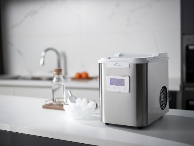 (사진=SK매직) SK매직, 스테인리스 휴대용 제빙기(CIM-015S) 연출컷