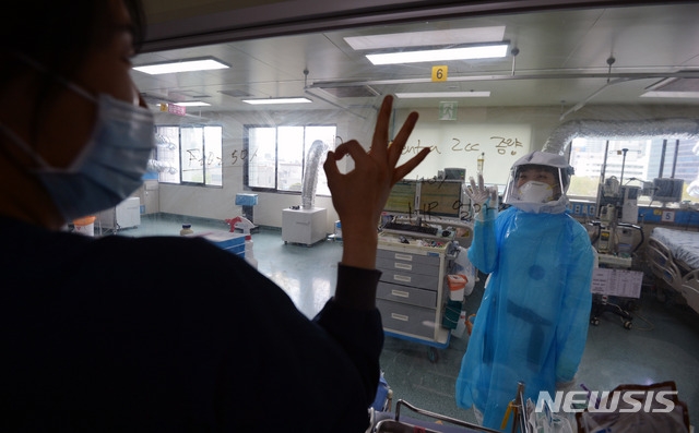 신종 코로나바이러스 감염증(코로나19) 사태가 안정세를 보이는 지난 4월 23일 오전 코로나19 중증환자들이 입원 중인 경북대병원 집중치료실에서 간호사들이 환자를 돌보고 있다. 국가지정음압치료병실이 자리한 경북대병원에는 코로나19 중증환자 25명이 입원 중이며 이들을 치료하기 위해 간호사 203명이 투입돼 24시간 3교대로 근무 중이다.  사진=뉴시스