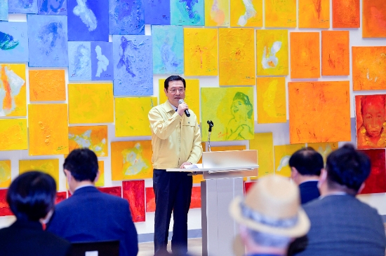 이용섭 광주광역시장이 14일 오전 동구 국립아시아문화전당 문화창조원 복합5관에서 5·18민주화운동 제40주년 기념 특별전으로 마련된 5·18시민군 출신 김근태 작가의 '오월, 별이 된 들꽃' 전시회에 참석해 축사를 하고 있다./사진=광주광역시