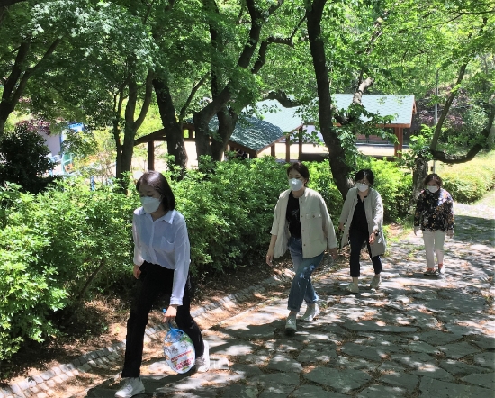 전남 무안군은 코로나19 확산에 따라 시행된 사회적 거리두기 ‘두 발 라이프 프로젝트’를 운영해 건강생활 실천에 앞장서고 있다/사진=무안군