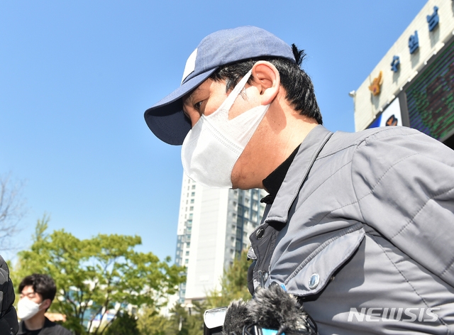 수원여객의 회삿돈 241억원을 빼돌린 혐의(특정경제범죄가중처벌법상 횡령)로 구속영장이 청구된 라임자산운용 환매중단 사태의 핵심 인물 김봉현 스타모빌리티 회장이 구속 전 피의자 심문(영장실질심사)을 받기위해 4월 26일 오후 경기 수원남부경찰서 유치장에서 나오고 있다. 사진=뉴시스