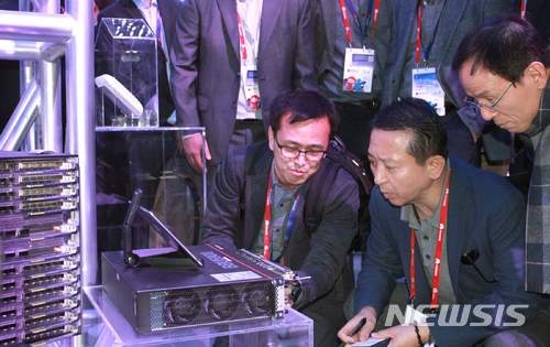 2018년 2월 28일 스페인 바로셀로나에서 열리고 있는 2018 MWC에서 LG유플러스 권영수(오른쪽 두번째) 부회장이 화웨이 부스를 방문해 LG유플러스 관련 임원들과 새로 개발된 5G 기지국 장비를 살펴보고 있다. 사진=뉴시스