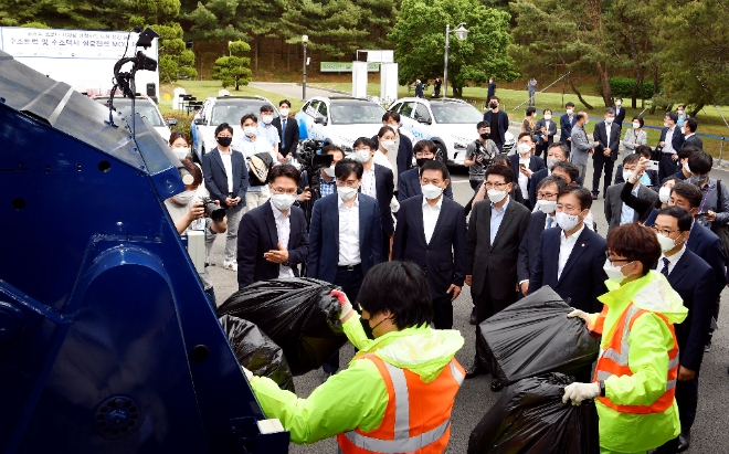 (사진=현대자동차) 현대자동차, 수소상용차와 수소택시 보급확대 나선다. 현대자동차는 14일 충남 천안시 한국자동차연구원에서 산업부 성윤모 장관, 현대차 공영운 사장, 창원시 허성무 시장, 한국자동차연구원 허남용 원장, 수소융합얼라이언스 추진단 문재도 회장, 서울시 택시사업자 대표 등이 참석한 가운데 5톤 수소청소트럭과 수소택시 시범사업 추진을 위한 상호협력을 주요 내용으로 하는 업무협약(MOU) 2건을 각각 체결했다. 이번 시범사업을 통해 수소상용차와 수소택시의 보급확대를 추진한다.