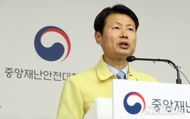 김강립 중앙재난안전대책본부 제1총괄조정관(보건복지부 차관)이 13일 오전 정부세종청사에서 이태원 클럽 관련 신종 코로나바이러스 감염증(코로나19) 확진자 발생상황과 조치 계획 등을 브리핑 하고 있다.