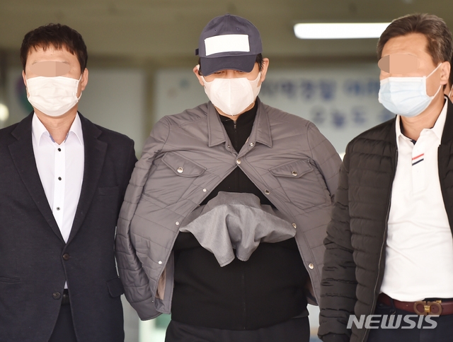 수원여객의 회삿돈 241억원을 빼돌린 혐의(특정경제범죄가중처벌법상 횡령)로 구속영장이 청구된 라임자산운용 환매중단 사태의 핵심 인물 김봉현 스타모빌리티 회장이 구속 전 피의자 심문(영장실질심사)을 받기위해 지난달 26일 오후 경기 수원남부경찰서 유치장에서 나오고 있다. 사진=뉴시스